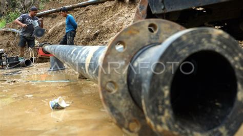 Perbaikan Jaringan Pipa Pdam Terdampak Longsor Antara Foto