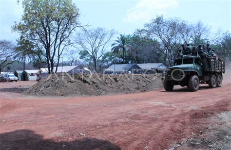 TNI BANGUN JALAN ANTARA Foto