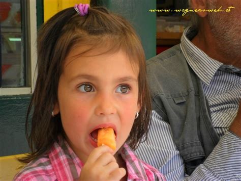 Sarah beim Eis Essen im Böhmischen Prater Wien