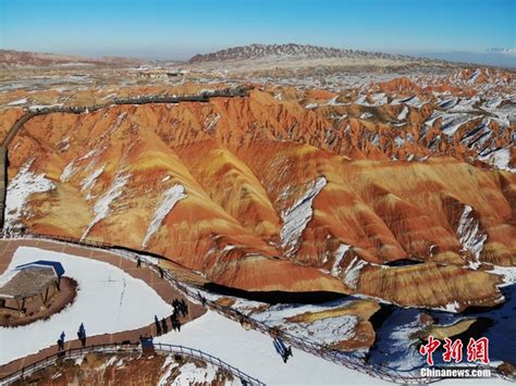 甘肃张掖七彩丹霞恢复开放 现“雪浴丹霞”景观新浪图片