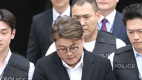 구속 기로 김호중 영장심사 종료유치장으로 이동해 대기