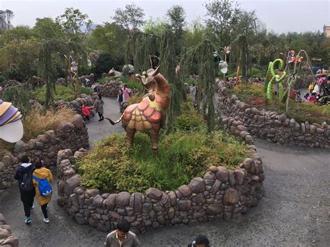 Shanghai Disneyland Alice In Wonderland Maze