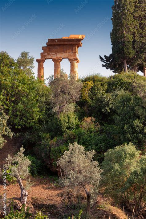 Agrigento Valle Dei Templi Giardino Della Kolymbethra Con Il Tempio