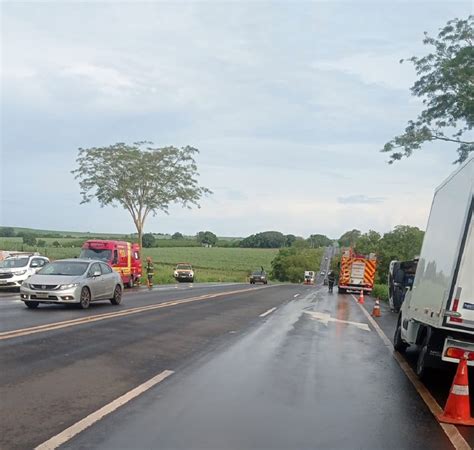 CAJOBI Grave Acidente envolve dois caminhões e um Fiat Pálio e deixa