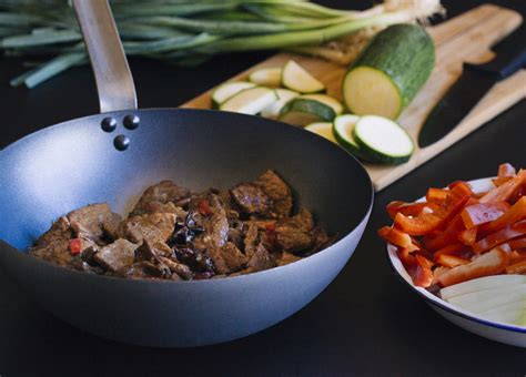 Wok de ternera con albahaca guindilla y anís estrellado