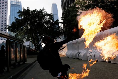 【香港反送中】915示威上演警民攻防戰 政府譴責港鐵灣仔站遭縱火 上報 國際