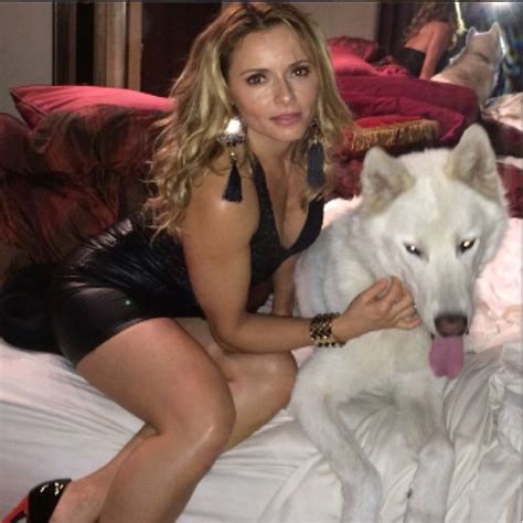 Rita Guedes Usa Vestidinho E Posa Ao Lado De Lobo Branco Tem Atitudes