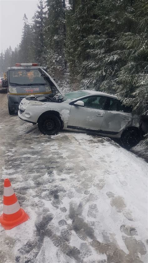 Bardzo trudne warunki na drogach na Podhalu Auta nie radzą sobie ze