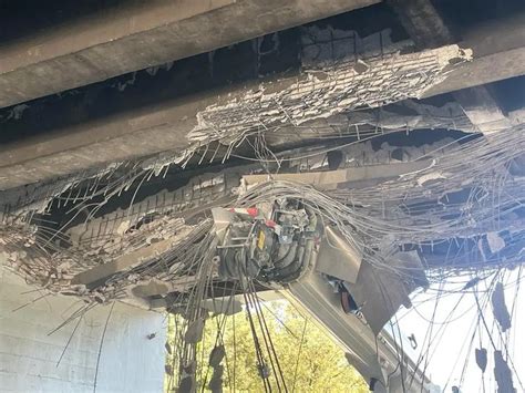 Camion Urta Il Ponte Di Via Volturno Tangenziale Ovest Chiusa Al