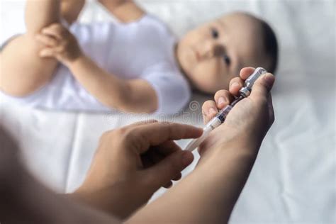 Closeup Av Kvinnligt Pediatriskt Vaccinera En Behandla Som Ett Barn I