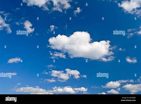 Wolken Und Himmel Blauer Himmel Mit Kleinen Weissen Wolken Deutschland