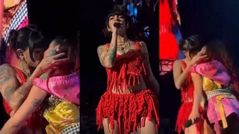 Cazzu novia de Nodal se besa con Lali Espósito en pleno concierto