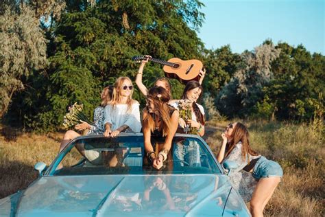 Six Filles Ont L Amusement Dans La Campagne Photo Stock Image Du