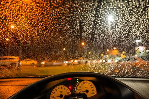 Las Gotas De Lluvia Se Adhieren Al Vaso Del Auto En La Lluvia Nocturna