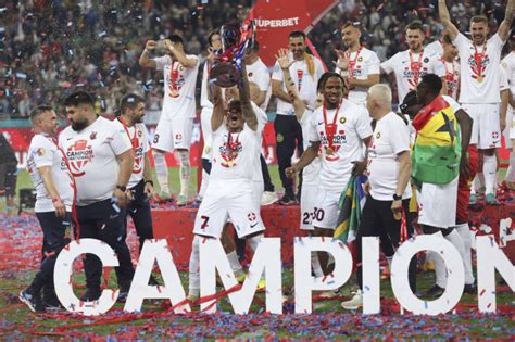 Galerie Foto Galerie Foto Fcsb A Primit Trofeul De Campioan A