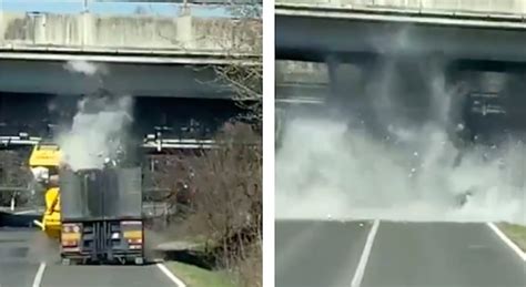 Camion Contro Cavalcavia Il Braccio Meccanico Della Ruspa Trasportata