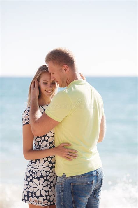 Pares Cari Osos Que Se Divierten En La Playa Del Oc Ano Foto De