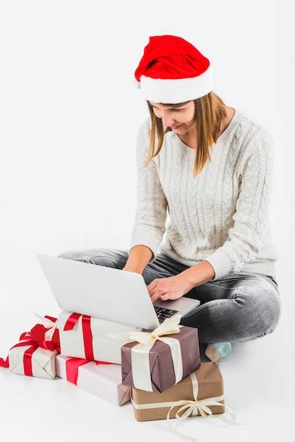 Mujer Escribiendo En La Computadora Port Til Foto Gratis