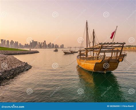 Los Barcos Tradicionales Llamados Dhows Se Anclan En El Puerto Foto De