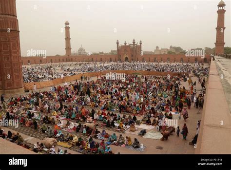 Un Gran Número De Fieles Musulmanes Pakistaníes Ofrecen Eid Al Fitr Oraciones Para Celebrar El