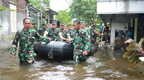 Naik Perahu Karet Pangdam Iv Diponegoro Cek Penanganan Banjir Di