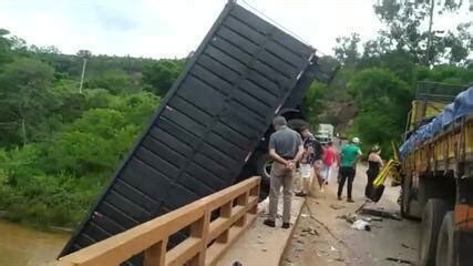 Carreta Cai De Ponte De Metros Em Mg E Motorista Sai Ileso Veja