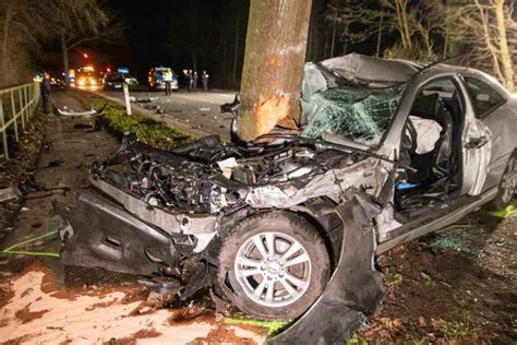 Horror Unfall Auto Bohrt Sich In Baum Fahrer Sofort Tot