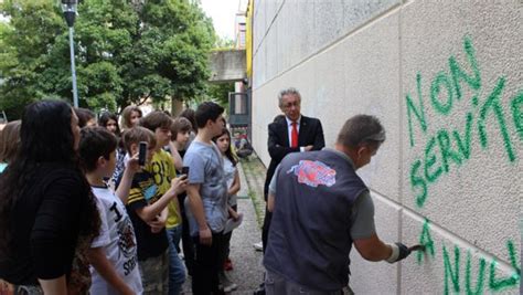 Vandali Alla Scuola Zanotti Spuntano Insulti Sui Muri Che Erano