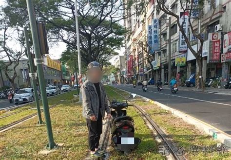 新聞 男大生騎車誤闖高雄輕軌軌道尷尬陷泥草 路況不熟吞罰 Mrt板 Disp Bbs