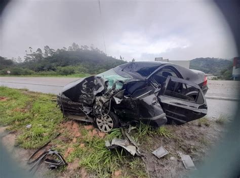 Motorista de carro morre em batida frontal contra ônibus em Brusque