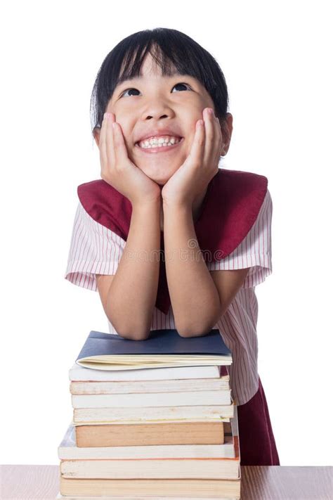 Petite Fille Chinoise Asiatique Avec Des Piles Des Livres Image Stock