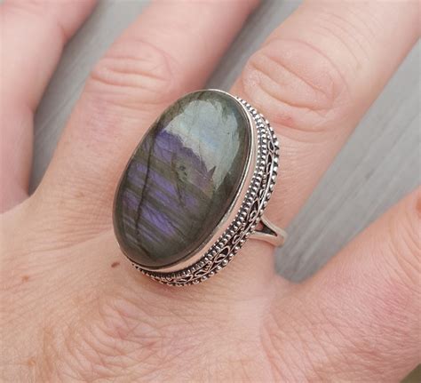 Zilveren Ring Met Ovale Cabochon Labradoriet En Bewerkte Kop