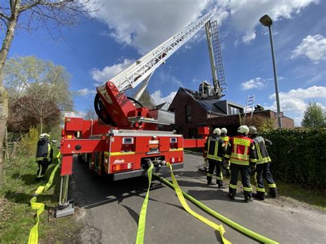 Mit Solardachziegeln Gedecktes Dach F Ngt Feuer Einsatzkr Fte