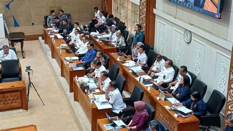 Rapat Bersama Baleg DPR Soal RUU DKJ Mendagri Tegaskan Gubernur