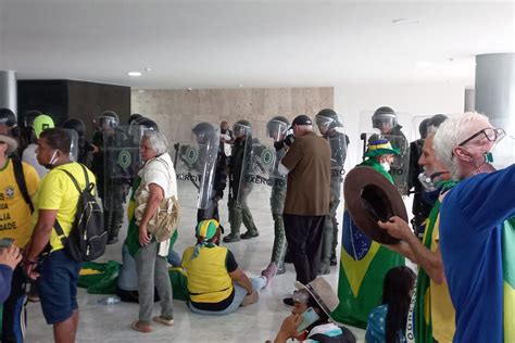 Gsi Nega Enviar à Câmara Imagens Da Invasão Do Planalto Por Golpistas Metrópoles