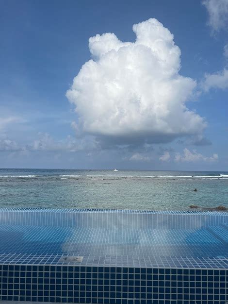 Una Piscina Con Una Nube En El Cielo Foto Premium