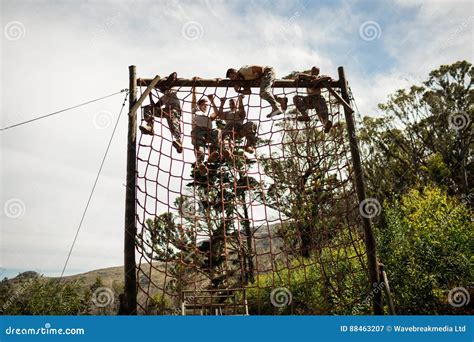 Soldats Militaires Montant La Corde Pendant Le Parcours Du Combattant