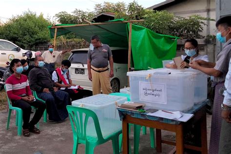 မိုင်းဆတ်မြို့၌ နိုင်ငံခြားကြိုတင်မဲလက်မှတ်များအား မဲပုံးအတွင်းထည့်သွင်း၍ ချိတ်ပိတ်ခြင်းလုပ်ငန်း