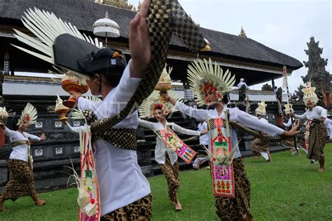 TRADISI ACI TABUH RAH PENGANGON DI BALI ANTARA Foto