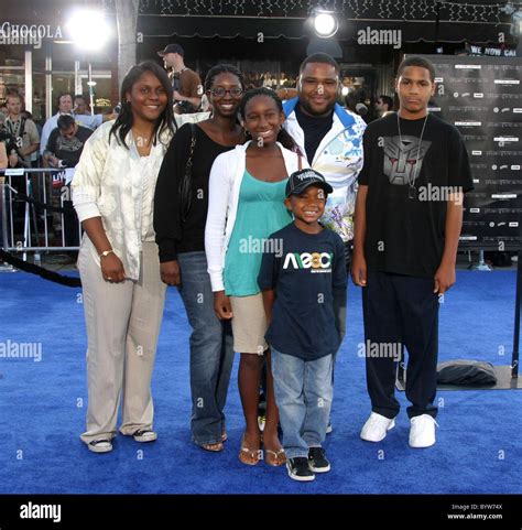 Anthony Anderson and family Premiere of 'Transformers' held at the Mann ...