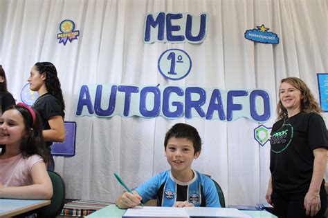 Alunos do Colégio Satc autografam livros de autoria própria na Jornada