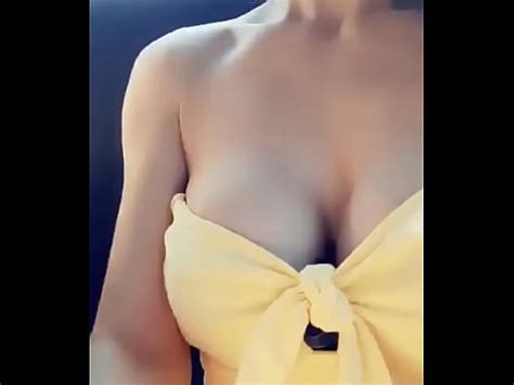 Agarrando Mis Tetitas En El Coche XVIDEOS