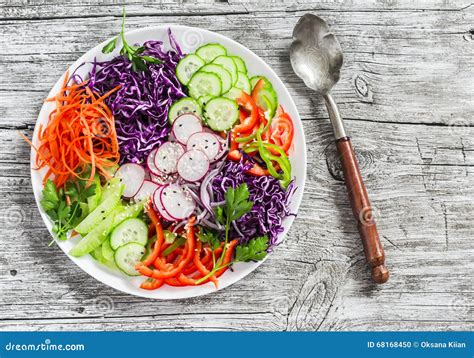 Salada Do Legume Fresco Couve Vermelha Pepino Rabanete Cenouras