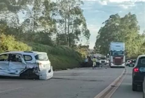 Acidente Entre Carros E Caminh O Mata Uma Pessoa E Interdita Br Em