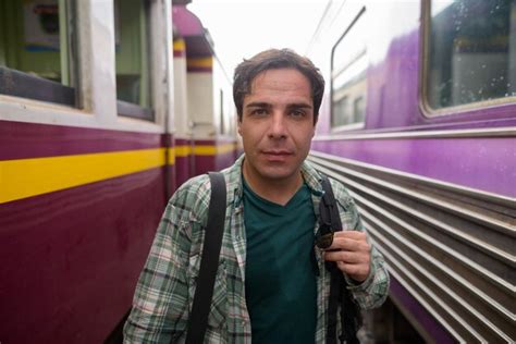 Guapo turista persa en la estación de tren de bangkok Foto Premium