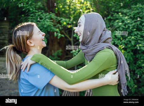 Fuerte Amistad Femenina Feliz A Dos Mejores Amigas Adolescentes Tomando Las Manos Y Abrazando