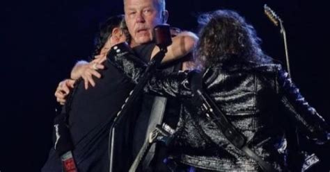 El líder de Metallica rompe a llorar en un concierto Estoy viejo no