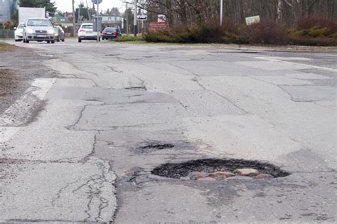 Jest niebezpiecznie mówią kierowcy Dziura na dziurze i to w