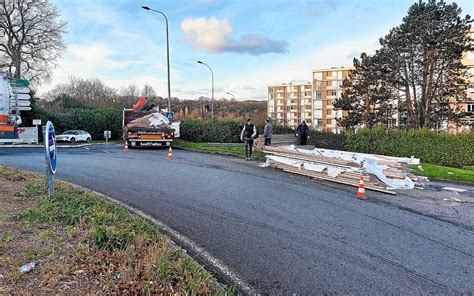 À Lannion un camion perd son chargement sur la route Le Télégramme