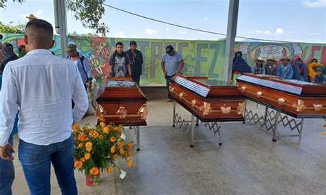 Sepultan a indígenas del CIPO EZ asesinados el sábado en Chilapa